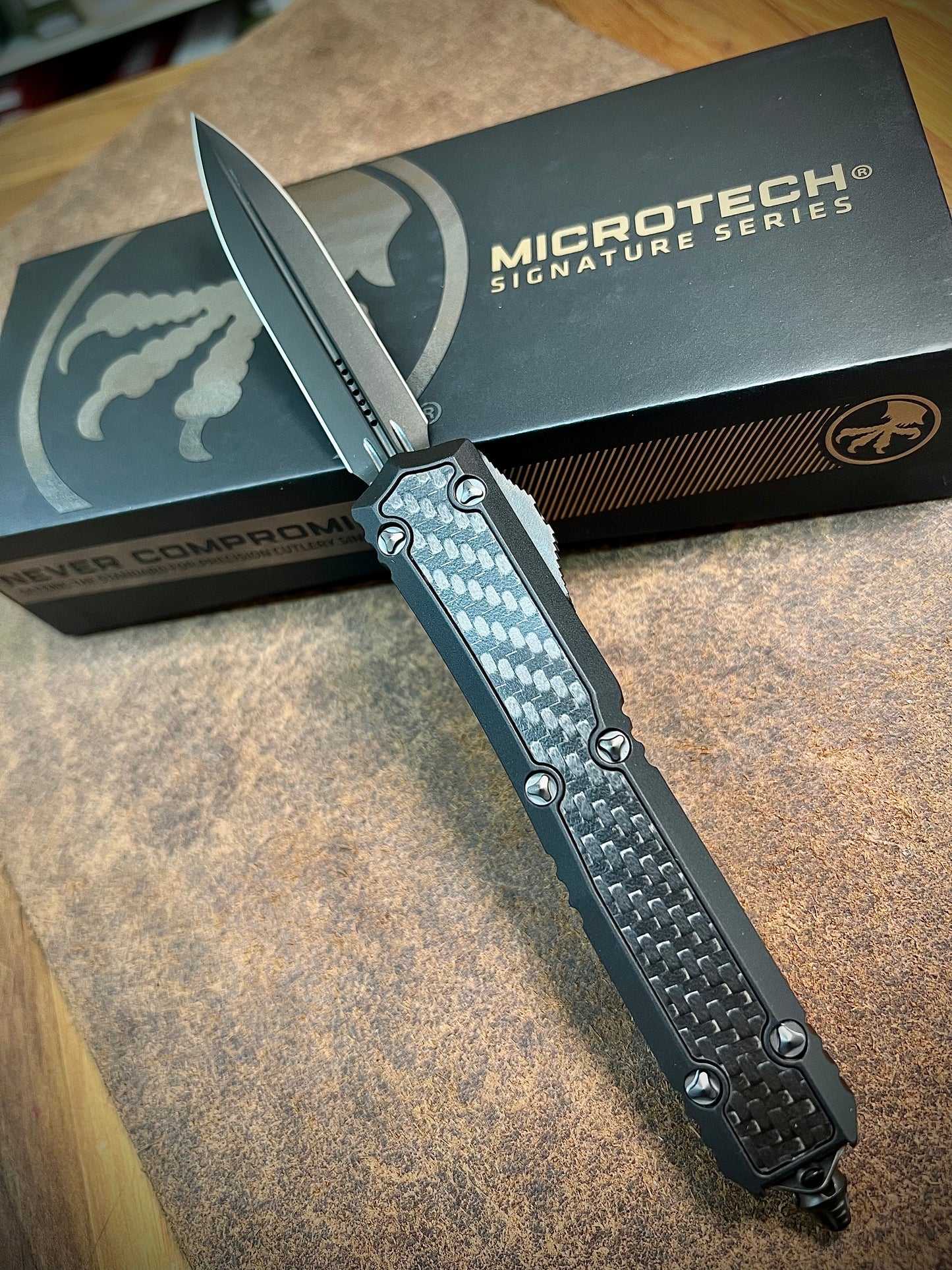 Microtech 206-1DLCTCFISH Makora D/E DLC Carbon Fiber Signature Series OTF Auto