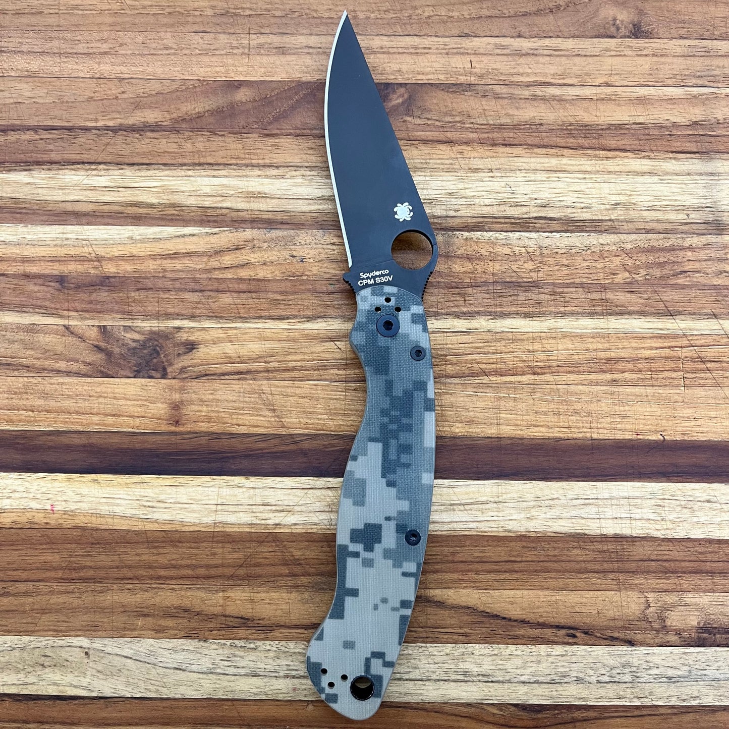 SPYDERCO Military 2 Camo G10 Black S30V Folder