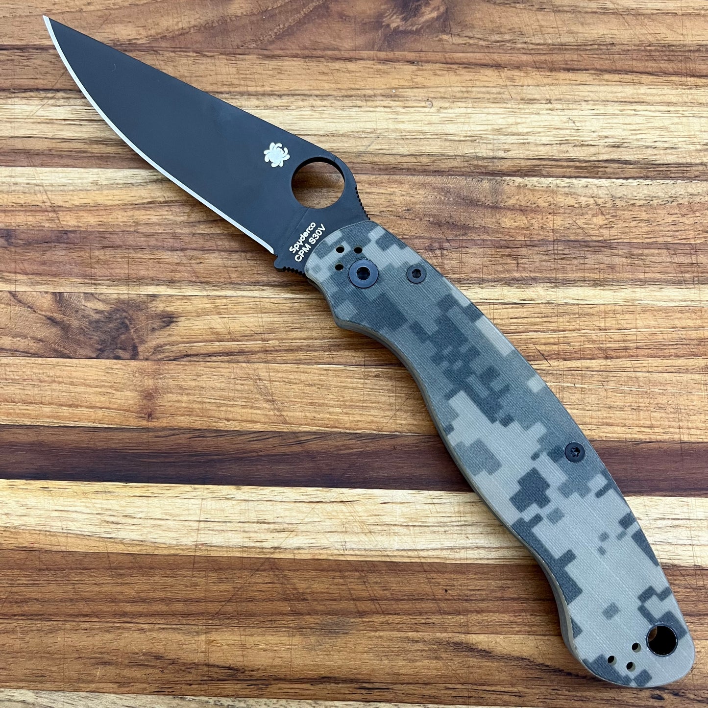 SPYDERCO Military 2 Camo G10 Black S30V Folder