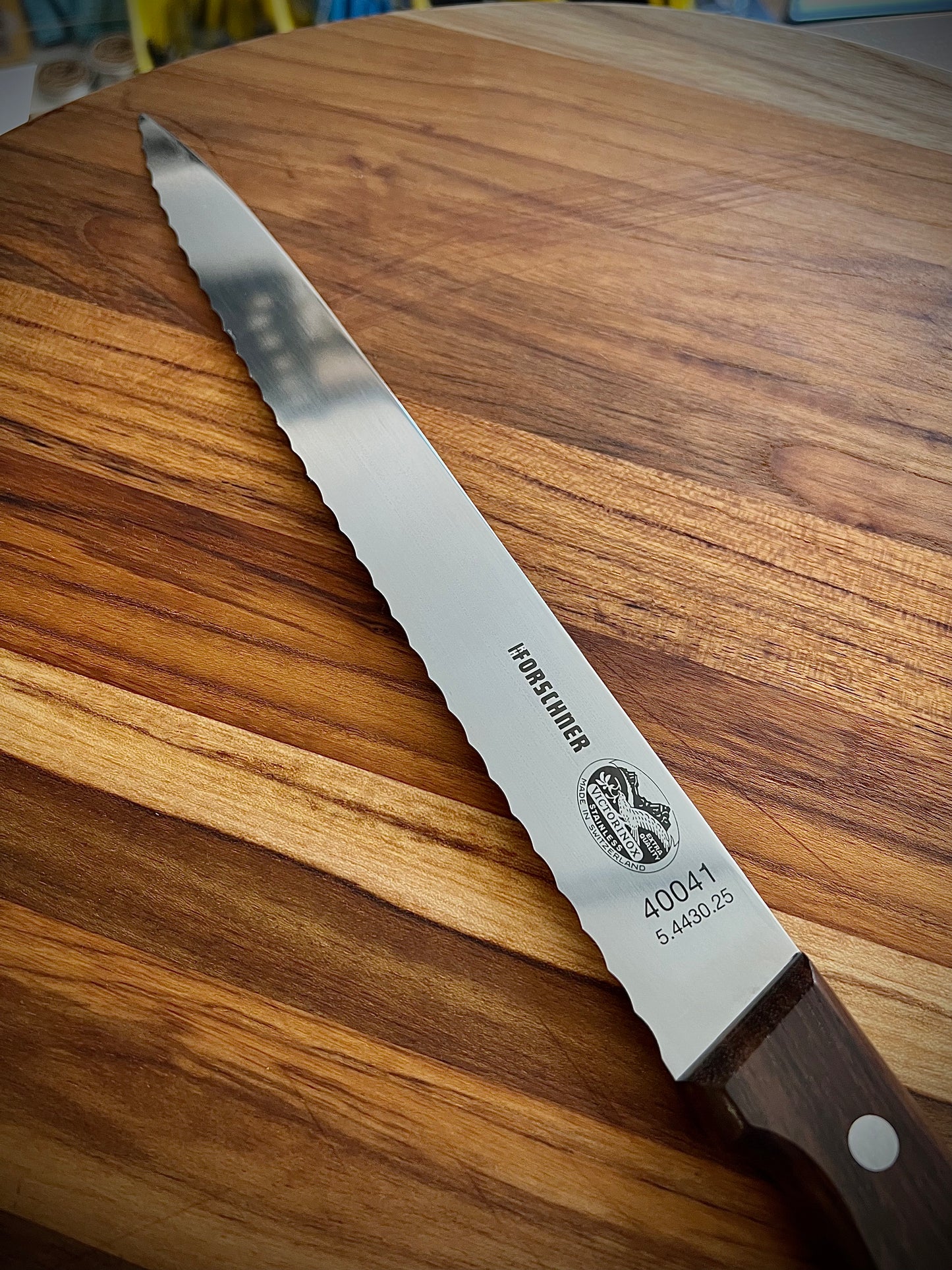 *DISCONTINUED* Victorinox Rosewood 10" Serrated Slicer Knife