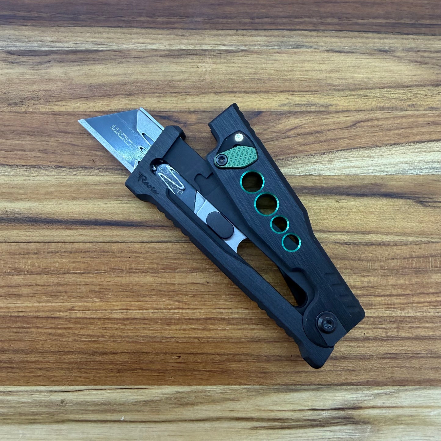 Reate Exo-U Gravity 2.5" Utility Knife w/ Black Handle & Green Speedhole