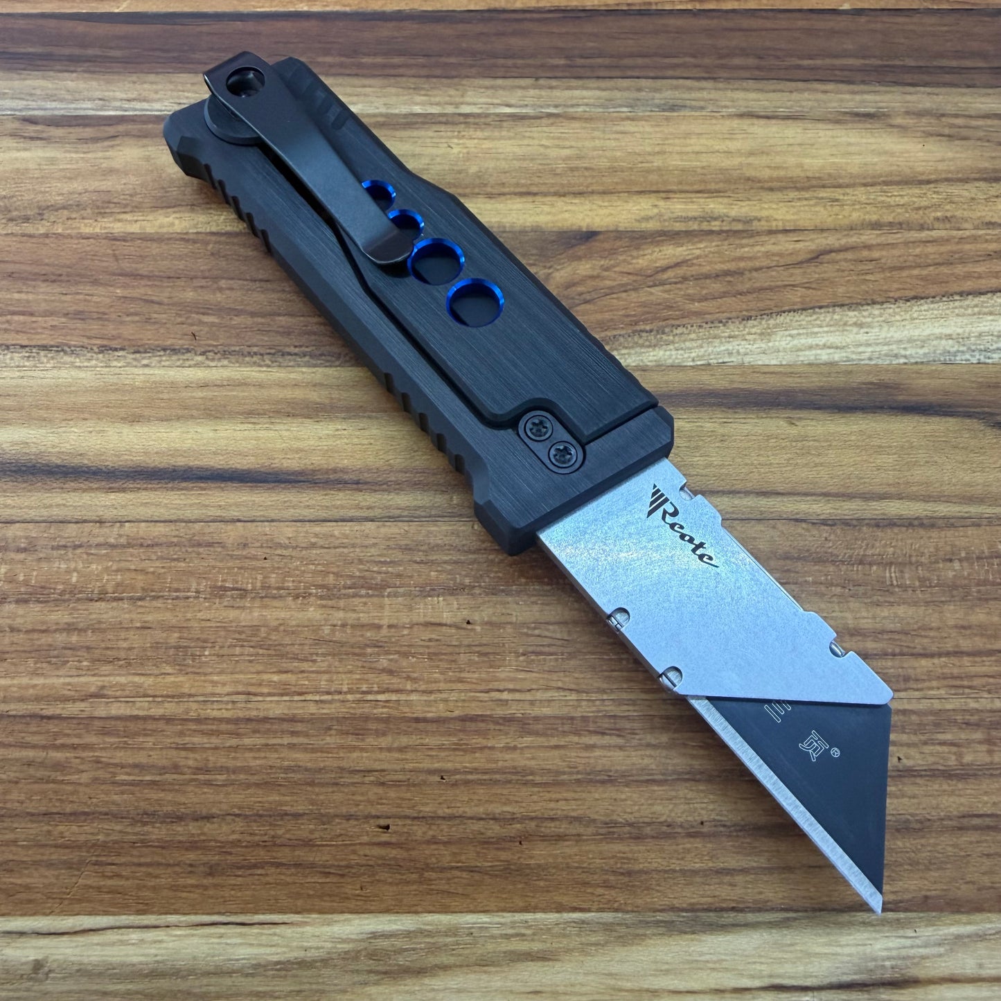 Reate Exo-U Gravity 2.5" Utility Knife w/ Black Handle & Blue Speedhole