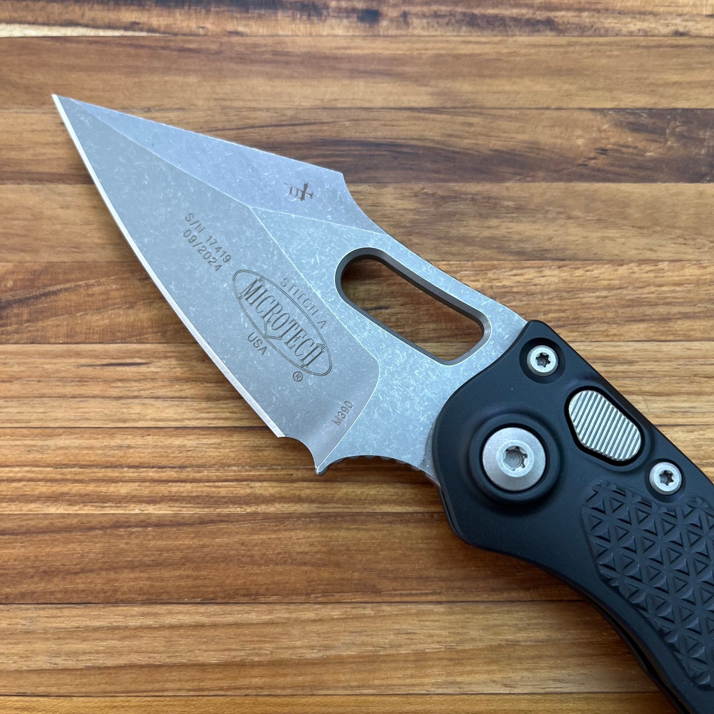 Microtech Stitch 3" Auto w/ Black Textured Handle