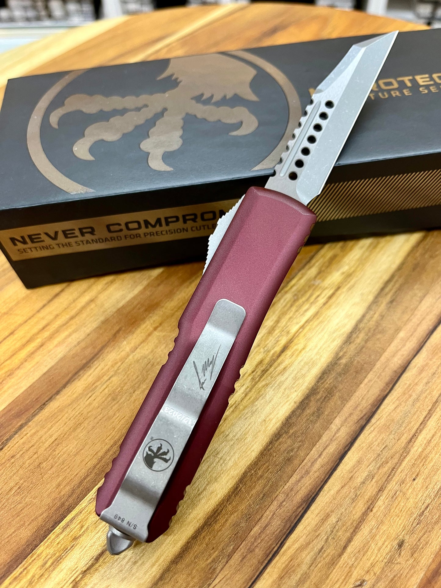 Microtech 719W-10APMRS UTX-85 Warhound Merlot Apocalyptic OTF Auto