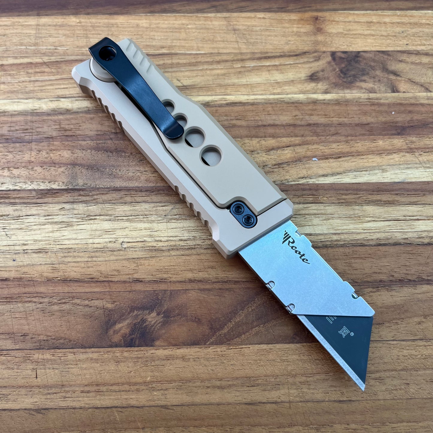 Reate Exo-U Gravity 2.5" Utility Knife w/ Tan Speedhole Handle