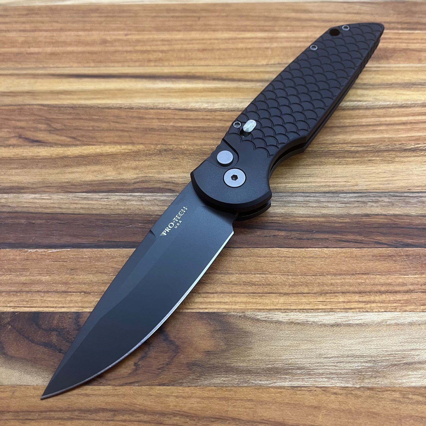 Pro-Tech TR-3 3.5" Auto w/ Integrated Lock & Black Fishscale Texture Aluminum Handle
