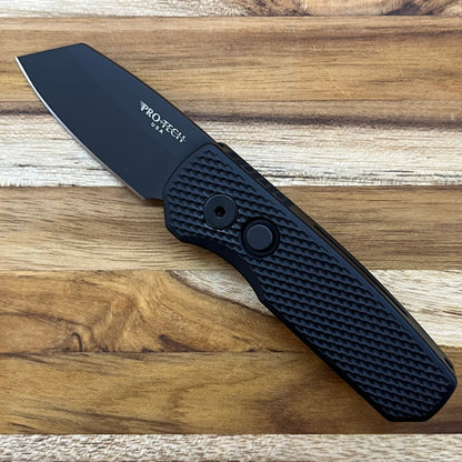 Pro-Tech Runt 5 2" All Black Auto w/ MagnaCut & Textured Aluminum Handle