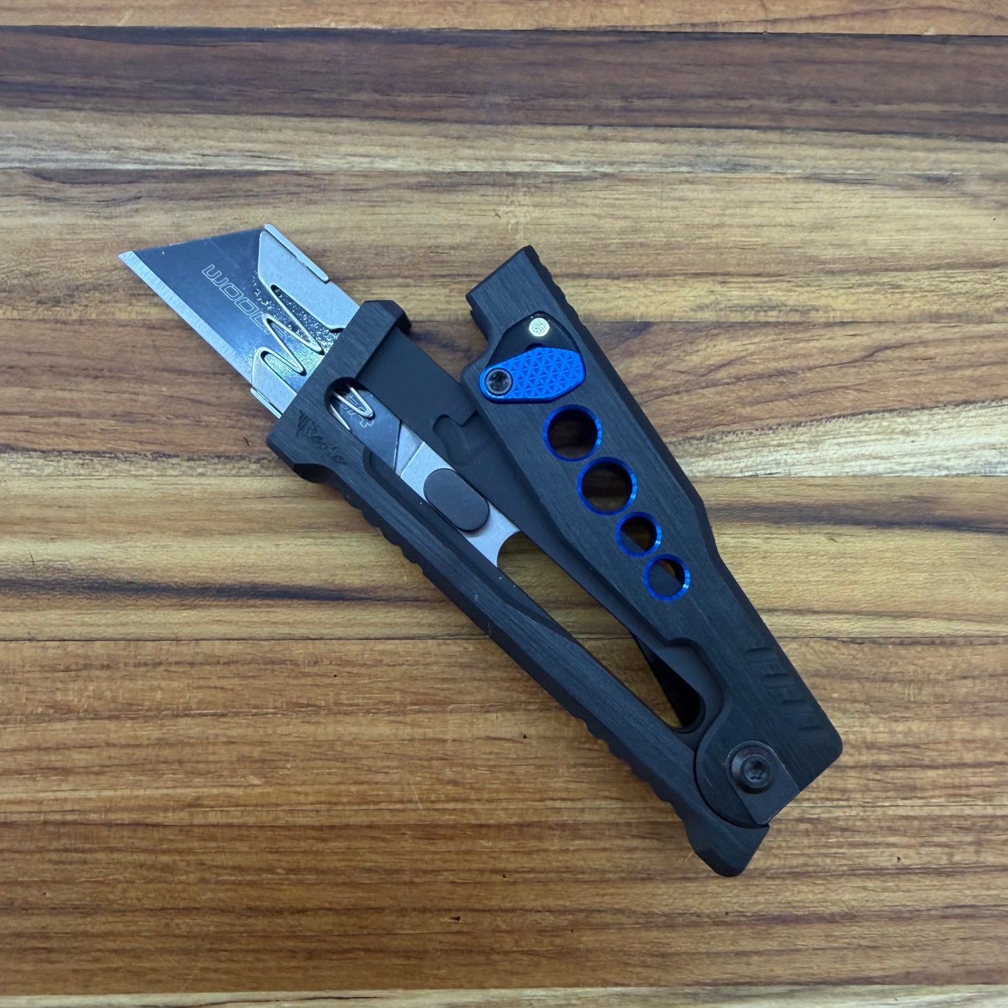 Reate Exo-U Gravity 2.5" Utility Knife w/ Black Handle & Blue Speedhole