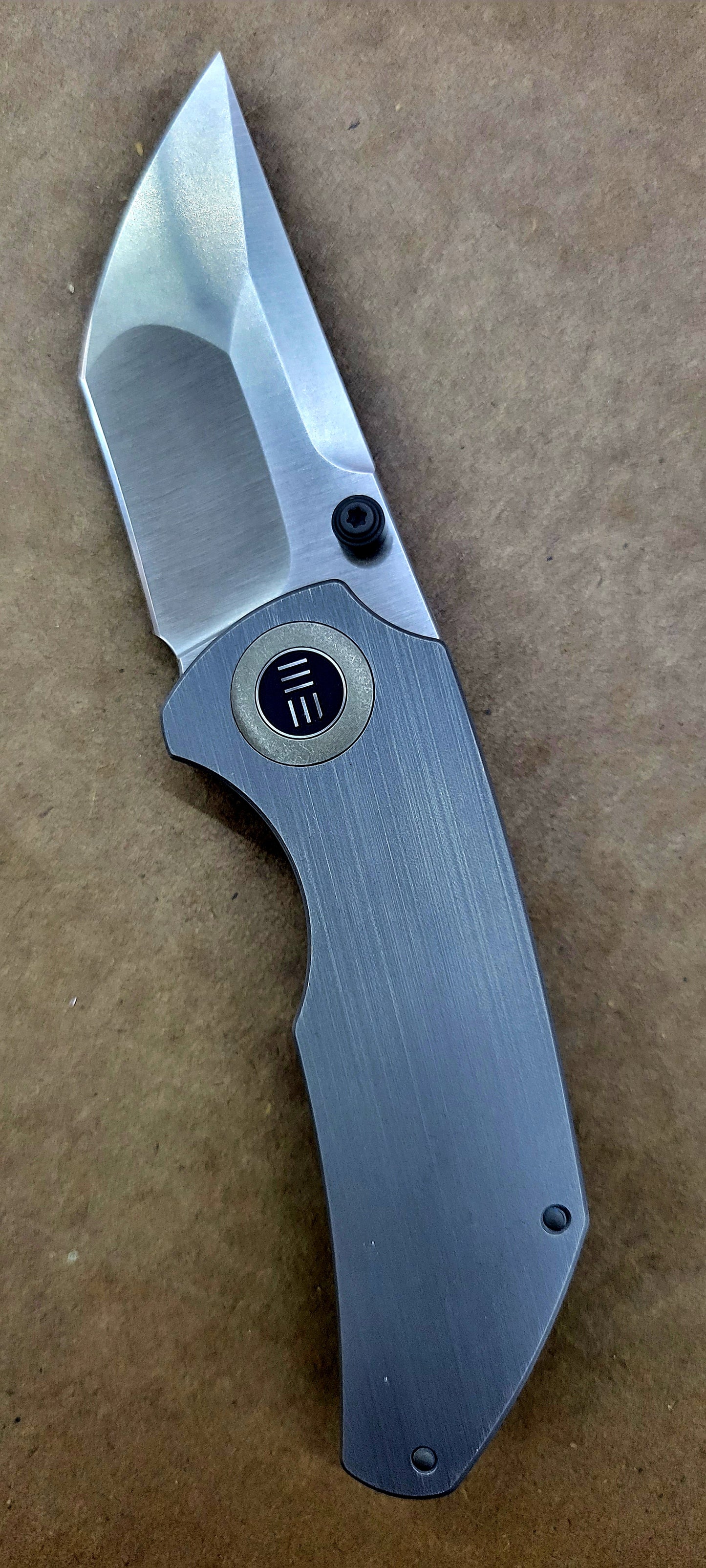 We Knife 2103C Grey Titanium Thug