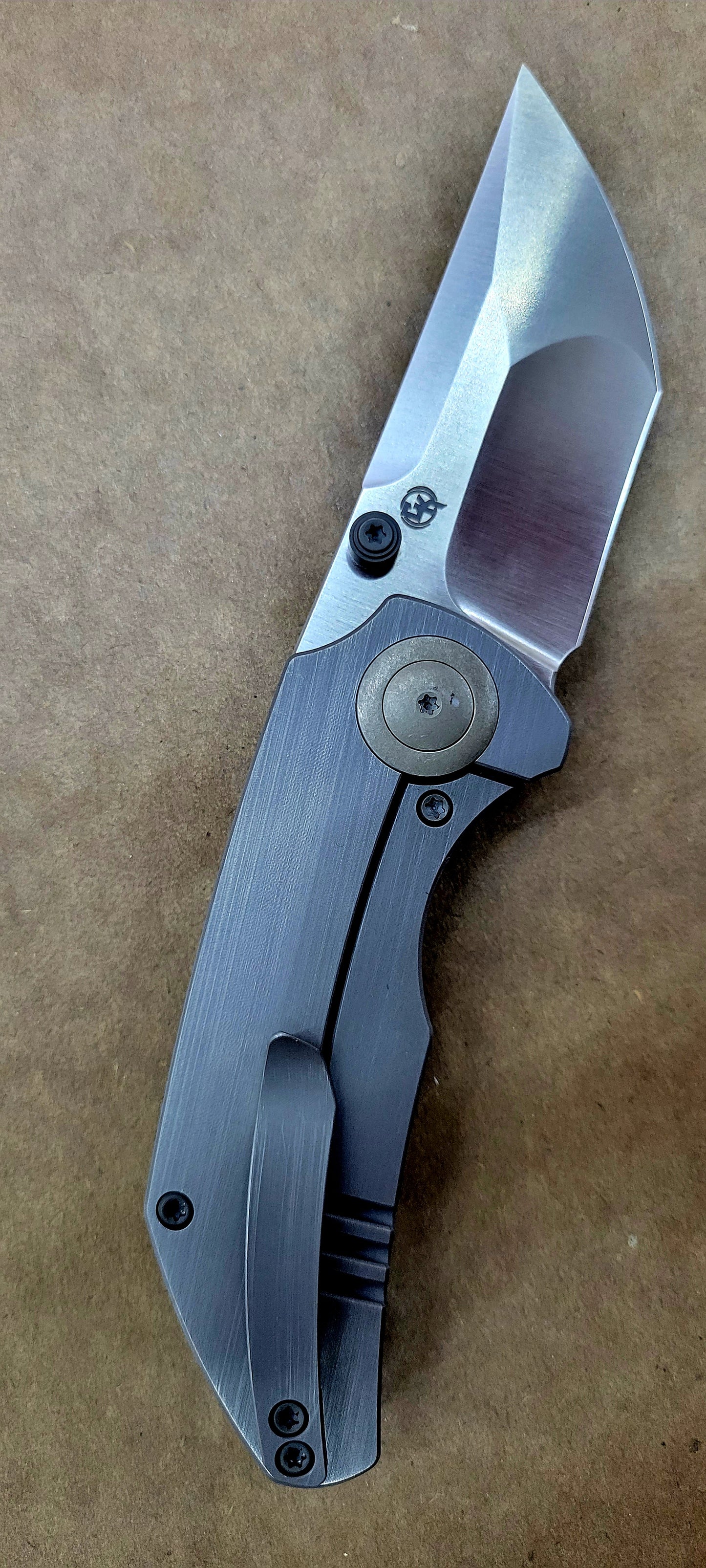 We Knife 2103C Grey Titanium Thug